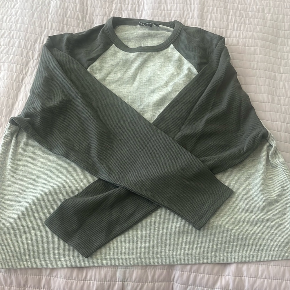 Long sleeve grey cropped t